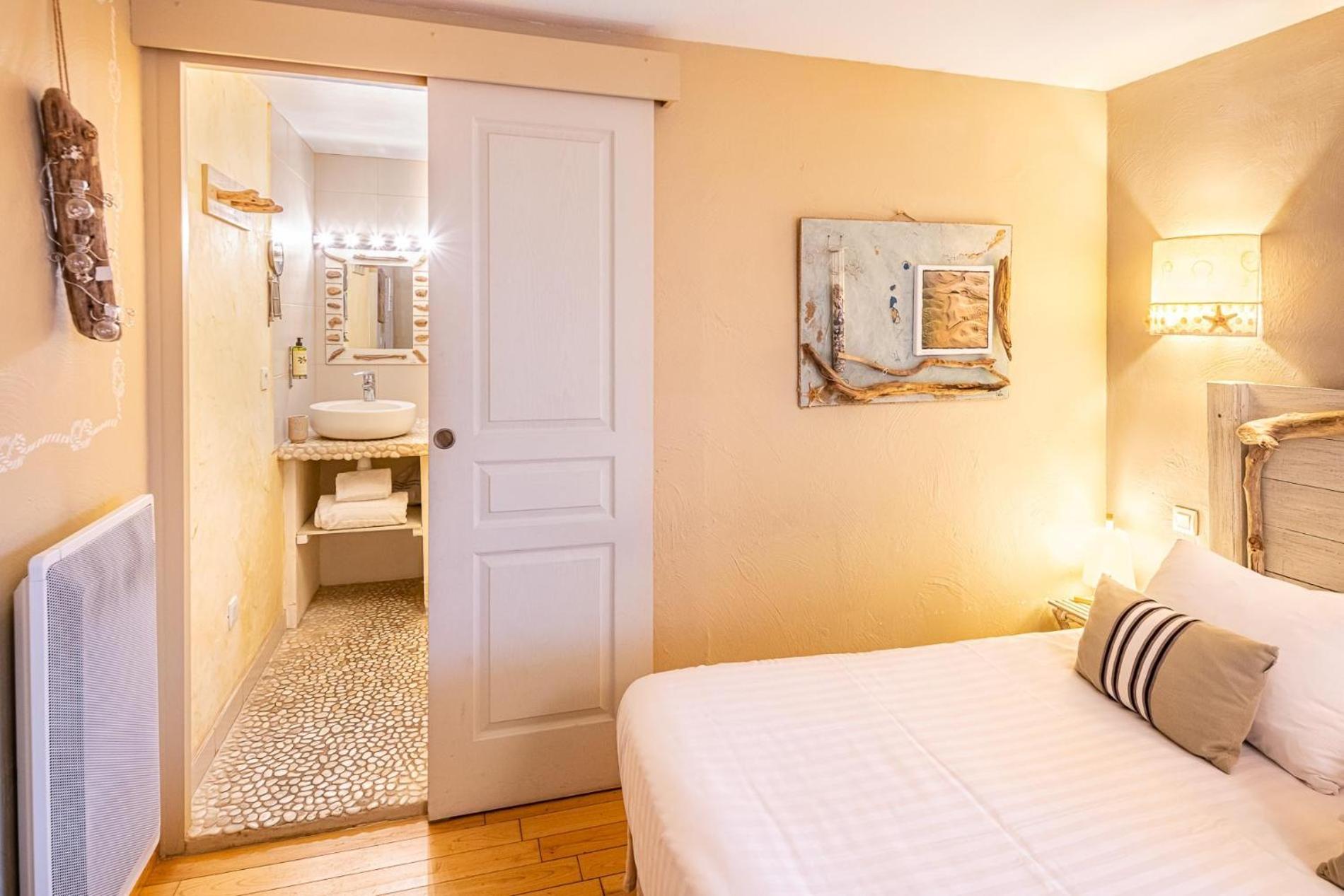 Hôtel Le Résinier Le Barp Habitación foto